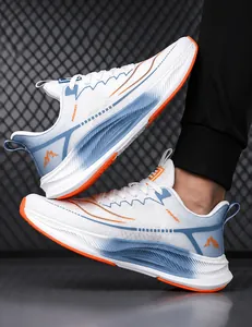 Λεπτομέρεια από λευκά mesh sneakers με μπλε και πορτοκαλί τόνους και λογότυπο