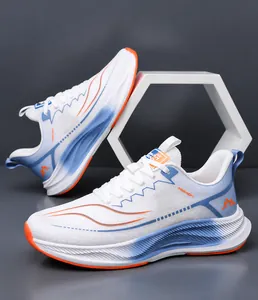 Λεπτομερής όψη από διαπνέοντα mesh sneakers με μπλε διαβαθμίσεις και μοντέρνες πινελιές