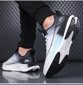 Λεπτομέρεια από διαπνέοντα sneakers με πλέγμα, διαβάθμιση και λευκή σόλα απορρόφησης