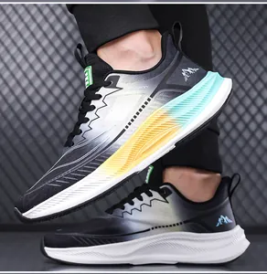 Λεπτομερής προβολή ανδρικών sneakers με πλέγμα, σόλα με χρωματική διαβάθμιση και λογότυπο