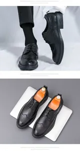 Dettaglio di scarpe stringate Brogue da uomo in pelle nera con decorazioni e suola in gomma
