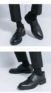 Dettaglio scarpe Brogue nere con suola in gomma resistente e cuciture di precisione