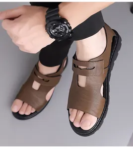 Detaillierte Draufsicht auf braune Herren-Ledersandalen mit Aussparungen und Gummisohle