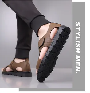Nahaufnahme brauner Römersandalen für Herren mit rutschfester dicker Sohle und Lederstruktur