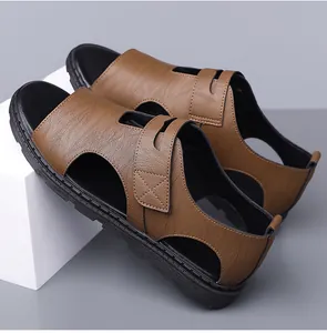Detailansicht brauner Römersandalen mit strukturiertem Kunstleder und rutschfester Gummisohle