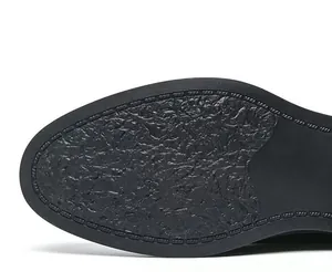 Vista macro della suola antiscivolo con cuciture su scarpe eleganti nere da uomo