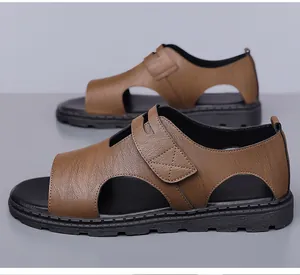 Detailansicht brauner Herren-Römersandalen aus Kunstleder mit rutschfester Gummisohle