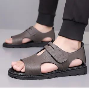Detaillierte Seitenansicht der dunkelgrauen Herren-Römersandalen aus Leder mit Klettverschluss