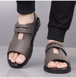 Nahaufnahme brauner Leder-Römersandalen mit verstellbarem Klettverschluss und Nähten