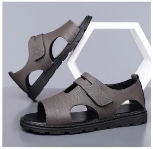 Detail der atmungsaktiven Herren Leder Sandalen mit Klettverschluss und rutschfester Sohle