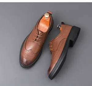 Dettaglio scarpe stringate brogue in pelle marrone con motivi traforati e tendiscarpe in legno