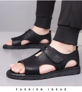 Nahaufnahme der schwarzen Leder-Römersandalen mit Klettverschluss und rutschfester Sohle