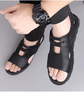 Nahaufnahme der schwarzen Leder-Römersandalen mit rutschfester Gummisohle und Ziernähten
