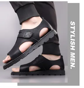 Nahaufnahme stilvoller Herren-Sandalen aus schwarzem Leder mit atmungsaktivem Design