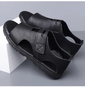 Nahaufnahme schwarzer Herren-Römersandalen mit atmungsaktiven Ausschnitten und Lederstruktur