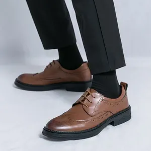 Scarpe Brogue da uomo in pelle marrone con eleganti decorazioni a coda di rondine