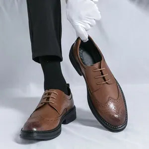 Scarpe Brogue da uomo in pelle marrone con punta a coda di rondine e suola spessa