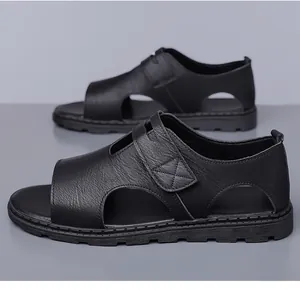Makroaufnahme von schwarzen, atmungsaktiven Herren-Römersandalen mit Klettverschluss