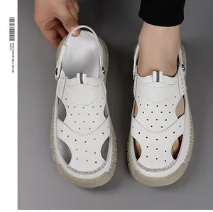 Détails macro des sandales pour hommes en cuir blanc avec perforations et coutures