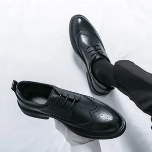 Scarpe stringate da uomo in pelle nera con eleganti decorazioni stile Brogue