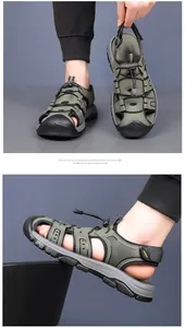Detalle de sandalias de exterior verde militar para hombre con puntera cerrada resistente