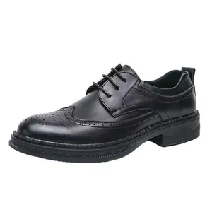 Scarpe stringate Brogue da uomo in nero con punta a ala e suola in gomma spessa