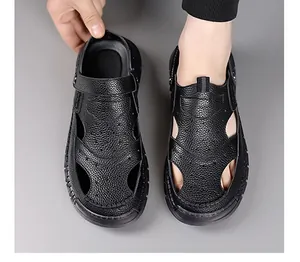 Gros plan de sandales en cuir noir pour hommes avec découpes et sangle réglable au talon