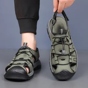 Sandalias deportivas para hombre en verde militar con punta cerrada y malla transpirable