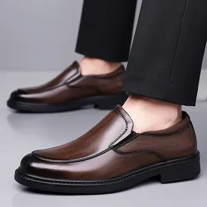 Ανδρικά καφέ loafers με γυαλισμένη υφή ξύλου και ελαστικό ένθετο για επίσημες εμφανίσεις