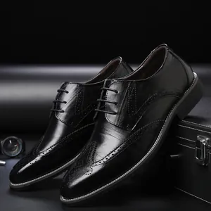 Classiche scarpe derby Brogue da uomo in pelle nera con eleganti decorazioni traforate