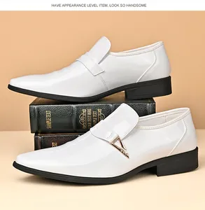 Nahaufnahme weißer Lacklederschuhe für Herren mit goldener Metallschnalle und schwarzer Sohle