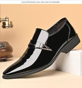 Nahaufnahme der schwarzen Lackleder-Loafer mit Metallschnalle und Strass-Details