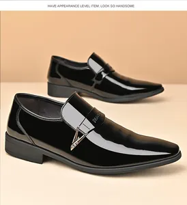 Detailansicht der glänzenden schwarzen Lacklederschuhe mit einer Metallschnalle