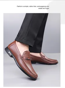 Détail macro de mocassins homme en cuir marron avec perforations et boucle en métal