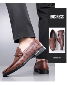 Détail de mocassins en cuir marron avec perforations respirantes et boucle métallique