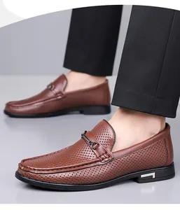 Gros plan détaillé de mocassins en cuir marron avec tige perforée et boucle métallique élégante