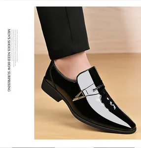 Polierte schwarze Lackleder-Loafer mit Metallschnalle und spitzer Zehenpartie
