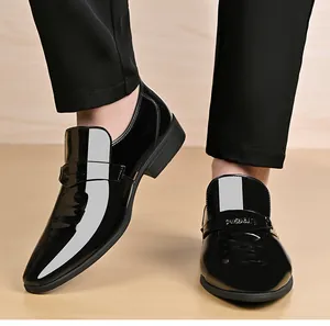 Nahaufnahme glänzender Herren-Loafer aus Lackleder mit strukturierter Schnalle