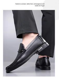 Détail des mocassins en cuir noir pour hommes avec design perforé et boucle en métal chic