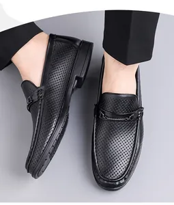 Gros plan de mocassins en cuir noir respirant avec perforations laser et boucle métallique