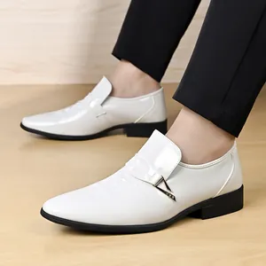 Klassische weiße Business-Schuhe für Herren aus Lackleder mit Metallschnalle und Spitze