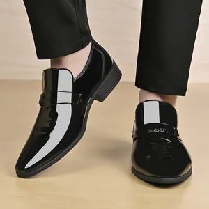 Klassische schwarze Lackleder-Loafer für Herren mit eleganter Buchstabenprägung