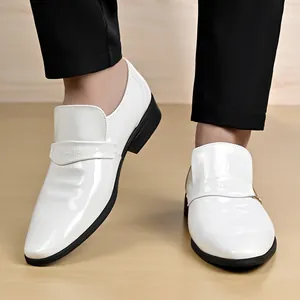 Klassische Herrenschuhe aus weißem Lackleder mit spitzer Zehenpartie und Glanzfinish