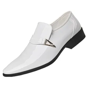 Klassische weiße Lackleder Business-Schuhe mit spitzer Kappe und Metallschnalle