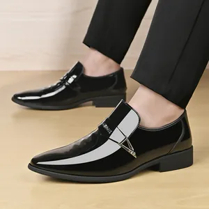 Herren Business-Slipper aus glänzendem Lackleder mit Metallschnalle und spitzer Zehenpartie