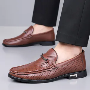 Mocassins en cuir marron pour hommes avec découpes et boucle métallique décorative