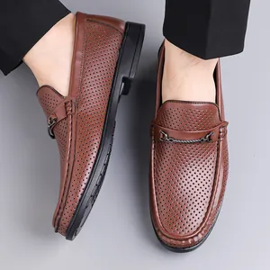 Mocassins pour hommes en cuir marron foncé avec tige perforée et boucle métallique chic