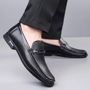 Mocassins en cuir noir respirant pour hommes avec boucle en métal et motif ajouré