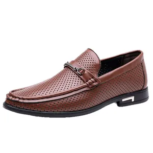 Mocassins en cuir marron perforé pour homme avec chaîne en métal et semelle souple