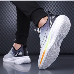 Vue détaillée de chaussures de running dégradé violet avec semelle épaisse et mesh